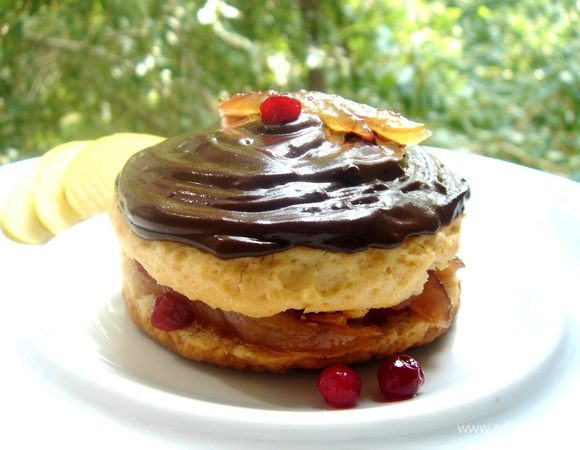 В зимний период можно использовать яблочную или грушевую начинку.Для этого 500гр плодов очистить и нарезать произвольно(кубики,брусочки).В сотейнике растопить 1 ст.л.сливочного масла,добавить 0,5ст.сахара,корицы и обжарить в этой смеси фрукты до мягкости(ок.10-15 минут).Убрать с огня и добавить 2 горсти брусники.Начинить пирожные.Верх смазать шоколадным ганашем(100 гр горького шоколада растопить с 100 мл 10%сливок).Приятного аппетита!