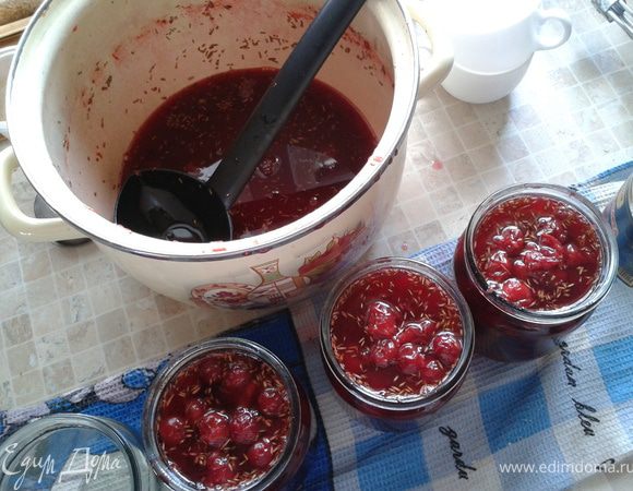 Добавить сахар. Я не знаю какое количество кому, но я добавила на 3 кг - 700 грамм. Можно намного меньше, просто вишня уж ооооочень кислая. У нас три нидели беспросыпа лил дождь. Когда пустит сок = прокипятить минут 15. Разлить по (чистым простерилизованым)банкам накрыть прокипяченными крышками и поставить в большую кастрюлю с водой (вода не дожна доходить до верха банок на пару вантиметров). Прокипятить минут 15 (чтобы кипело внутри банок). Закрыть закаточным ключем, перевернуть банки, накрыть множеством полотенец. Когда остынет - отправить в погреб.