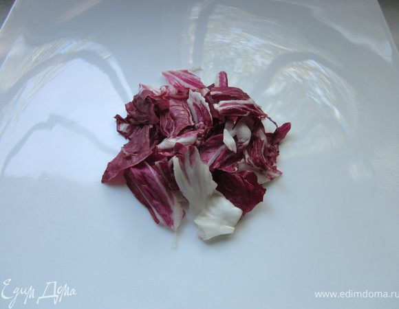 На середину блюда положить порванные руками листья салата радичио