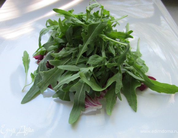 Сверху выложить руколу