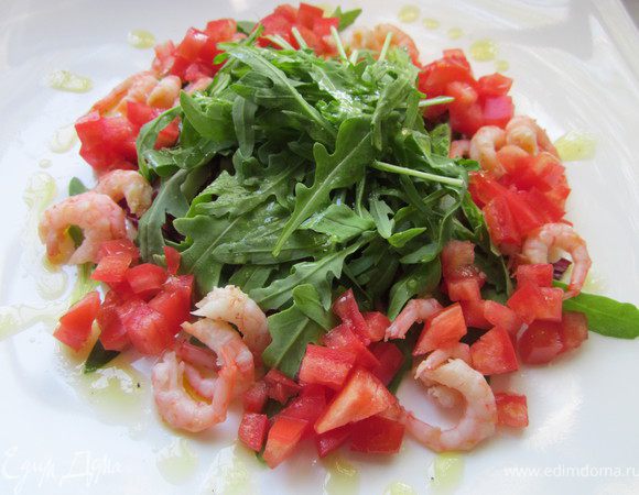Креветки очистить и выложить с томатом  рядом с салатом