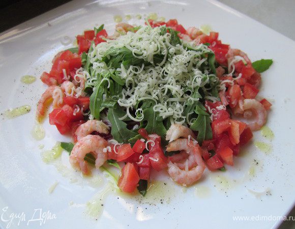 Делаем заправку: масло смешать с медом, соком, взбить вилкой, посолить, поперчить. Вылить на салат. С верху потереть сыр пармезан. И сразу подавать. (соусом салат поливают обязательно непосредственно перед подачей)