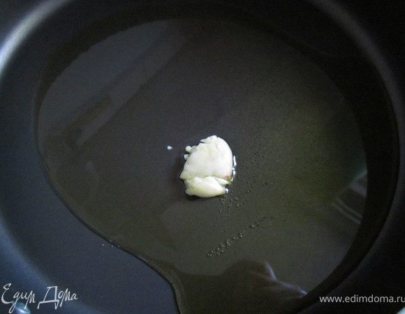 Разогреть сковороду с маслом и зубчиком чеснока. Как только честно зазолотиться его нужно убрать.