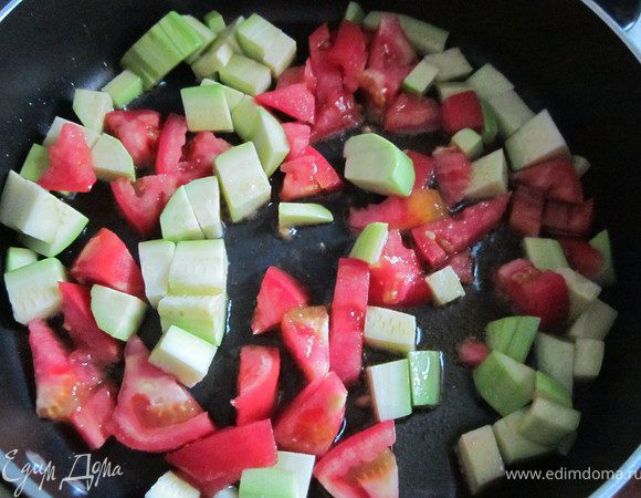 Помидоры порезать и добавить к кабачку. Тушить 5-7 минут. Посолить, поперчить, посыпать сухими травами