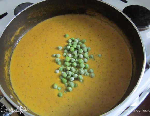 В процессе приготовления я захотела добавить зеленый горошек. У меня был замороженный. Прогрела в микроволновке, добавила в соус и потушила 3 минуты.