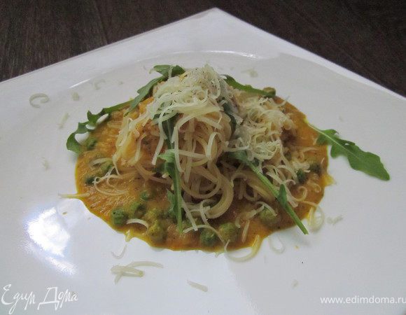 Пасту отварить, выложить на тарелку, полить соусом. С верху украсить зеленью и тертым пармезаном.
Приятного аппетита!