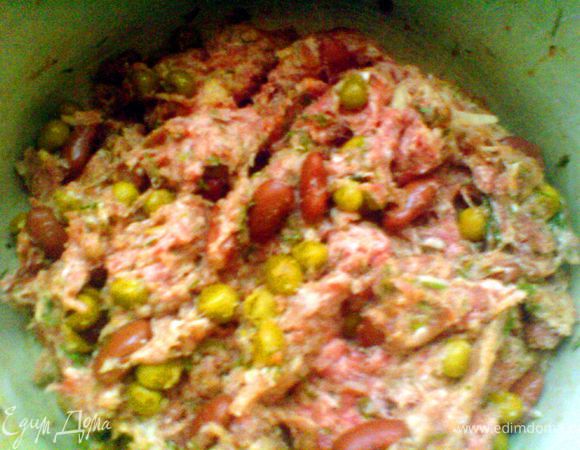 посолить,поперчить ,добавить манку замоченую в молоке и  мелко нарезанную зелень,освобождённые от жидкости горошек и фасоль,а также яйцо