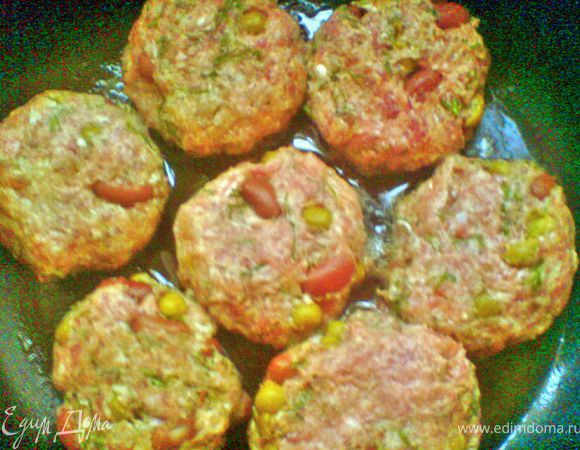 фарш хорошо вымешать и сформовать котлеты и жарить на оливковом масле