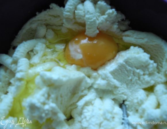 Замесить тесто из творога яйца, соли, сахара, манки.