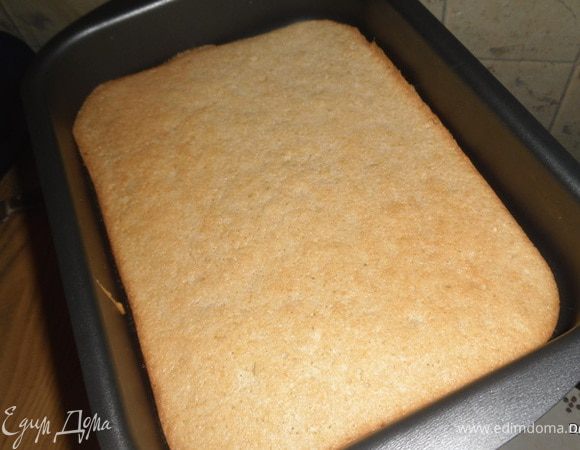 Смешать муку, крахмал и разрыхлитель.Маргарин растереть  с сахаром и желтками, добавить к муке.Ввести взбитые белки.Перемешать.Массу выложить в форму.Выпекать 30-40 мин.(проверить палочкой) при 180 градусах.