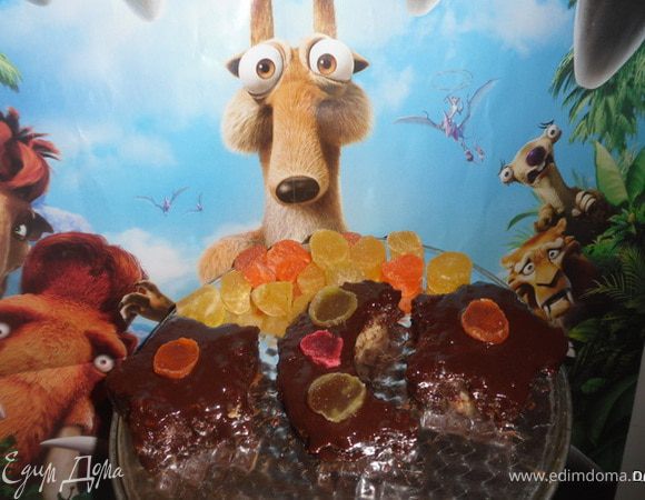 Готовый корж порезать.Приготовить глазурь:
смешать молоко, сахар и какао, немного проварить на медленном огне , помешивая.Остывший корж покрыть глазурью  и украсить.
Приятного аппетита!