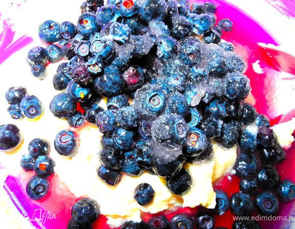 Добавить чернику и аккуратно перемешать.