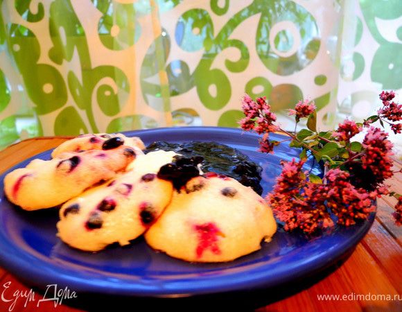 Поготовить пароварку, вскипятить воду (у меня не электрическая пароварка, а обычная кастрюля "с насадками").
Аккуратно выложить чайной ложкой тесто в пароварку. Варить в течение нескольких минут.
Выложить в тарелку. Очень вкусно со сметаной и вареньем или соусом из черники, смородины, жимолости. А уж если заварить чайку с душицей - просто песня!