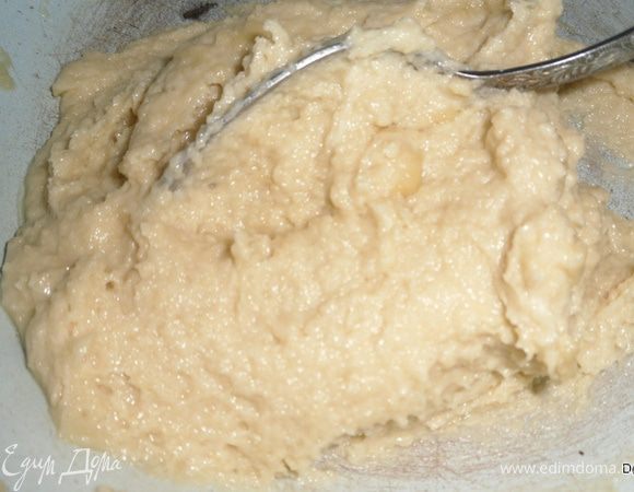 Выложить в миску муку, орехи, сахар, кардамон, сл. масло, сливки и ванилин.Тщательно перемешать.Замесить однородное тесто.