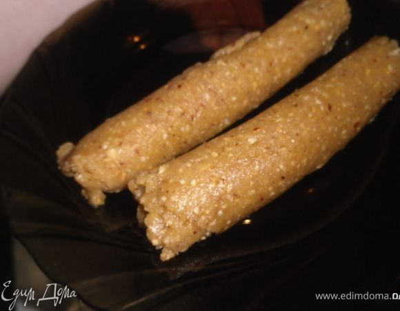 Разделить тесто пополам и раскатать его в пласты.Каждый пласт скатать в рулет.