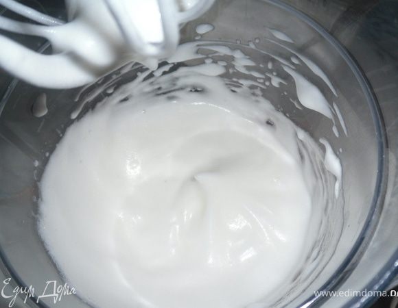 Предварительно сметану нужно с вечера положить на сито(или завернуть в марлю и подвесить) в хол.месте на ночь,чтобы стекла жидкость.

Взбить белок с сахаром(3 л.)
