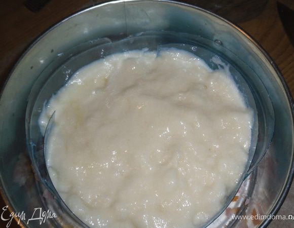 Выпекать при 180 гр. до готовности.Дать остыть и разрезать на 2 части горизонтально.Сложить коржи вместе и обрезать по кругу, чтобы они были сантиметра на 3  меньше формы.Пропитать.В  разъемную форму положить  первый корж, сформовать бортики вокруг него(у меня форма маленькая, поэтому бортики были вырезаны из пластиковой бутылки).
На водяной бане взбить белок с сахаром и в конце,продолжая взбивать влить желатин, растворенный в горячей воде. Дать остыть и немного застыть и вылить в форму.