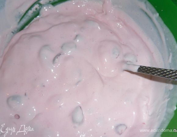 Сверху положить второй корж и поставить минуть на 10-15 в морозилку.

Сметану взбить с сахаром, можно добавить ванилин.Сок нагреть и растворить в нем желатин.Смешать вишню, сок и сметану,