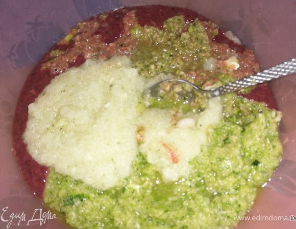 Измельчить кабачок, печень,  лук.Посолить поперчить.