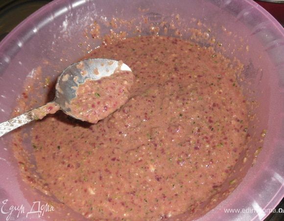 Добавить яйцо, ложку крахмала,и муки, чтобы получилось тесто чуть гуще, чем на оладьи.Хорошенько перемешать.