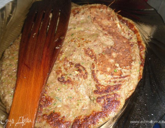 Выпечь блинчики на разогретом раст. масле с двух сторон.