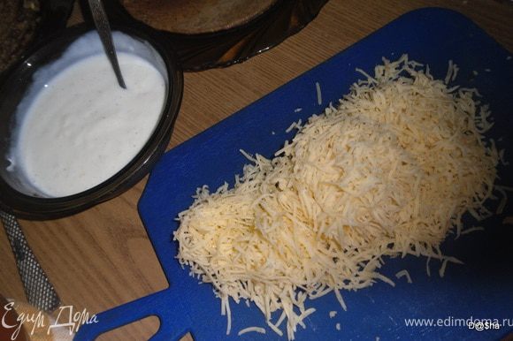 Сыр натереть на сыр. терке.В йогурт добавить соль, чеснок.