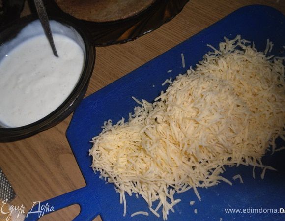 Сыр натереть на сыр. терке.В йогурт добавить соль, чеснок.
