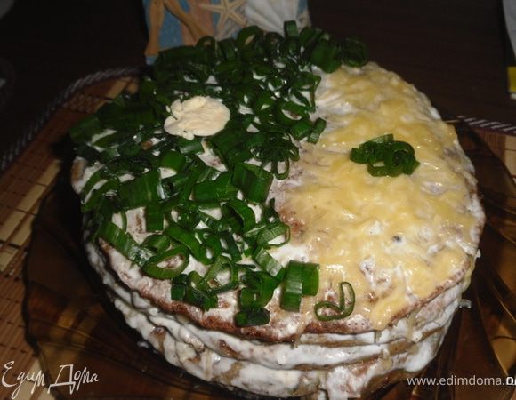 Выкладывать блинчики, смазывая их йогуртом и присыпая сыром.
Украсить зел. луком.
Приятного аппетита!
