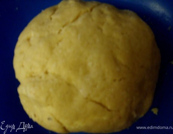 Из перечисленных ингредиентов замесить песочное тесто и отправить его в холодильник на 20 минут.