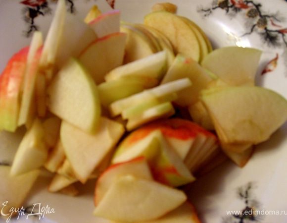Яблоки вымыть, порезать ломтиками, как вы любите.