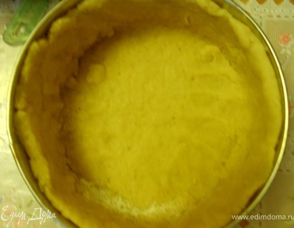 Достаем наше тесто из холодильника и делим на две части, одну что побольше раскатываем его до нужного размера,  выкладываем в смазанную маслом форму, делая бортики