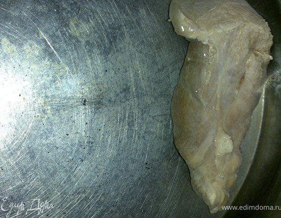 В кипящей воде отвариваем мясо