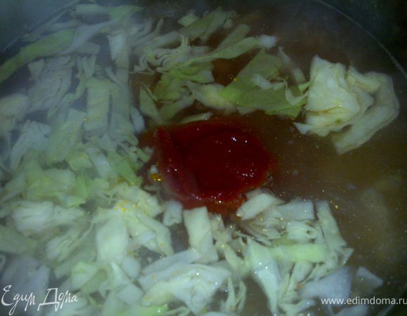 в бульон добавляем картошку, капусту,фасоль, пасту.Солим