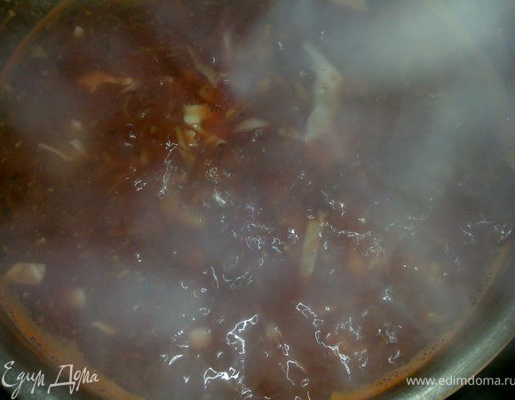 Зажарку добавляем в кастрюлю и добавляем яйцо.Нужно быстро перемешать