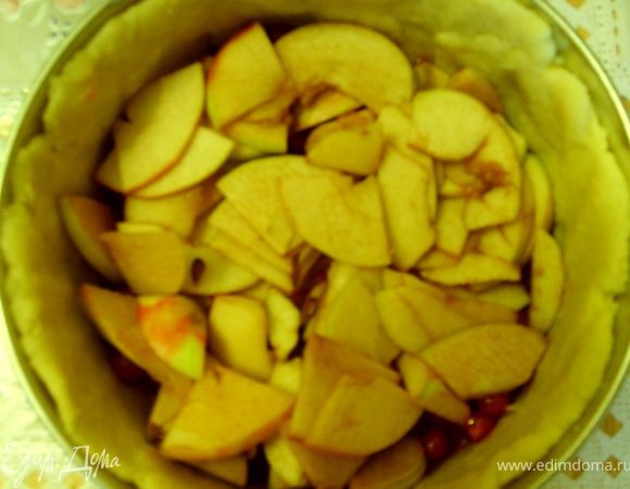 поверху укладываем яблоки, посыпаем сахаром и корицей