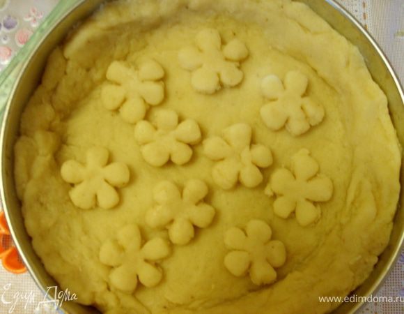 накрываем вторым кругом теста, наколоть тесто вилкой и отправляем в духовку, 