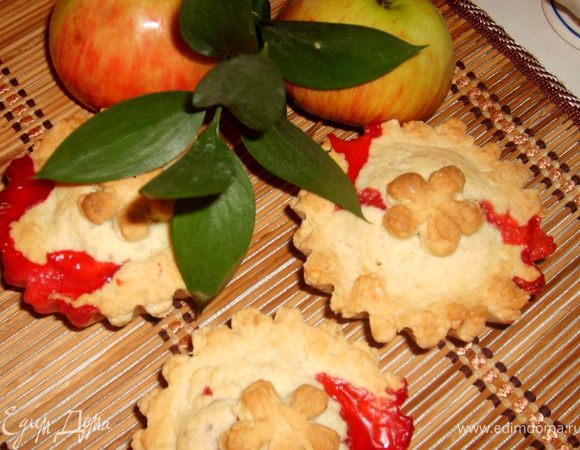 У меня еще осталось немного теста и я решила сделать вот такие пироженки. Правда, при выпекании сок смородины немного растекся по поверхности пироженок, но это по-моему их даже украсило как-то!