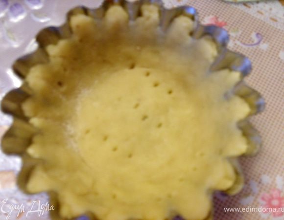 действия все те же вырезаем нужный размер, укладываем в формочку