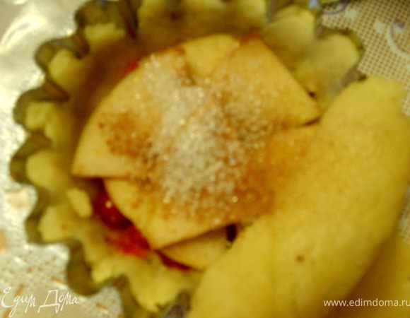 корица с сахаром и накрываем второй частью теста. Выпекала вместе с пирогом, но они пекутся быстрее где-то минут 15-20!