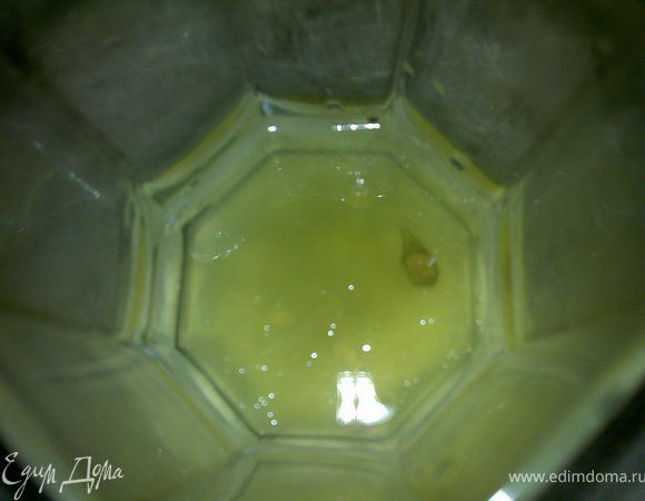 Готовим соус-смешиваем в равных пропорциях ол.масло и лимон.сок