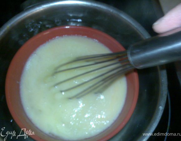 Когда масло растопиться влить тоннкой струйкой яйца, постоянно помешивать.Готовый крем готовим не более 20мин.на водяной бане.Когда немного загустеет-охладить