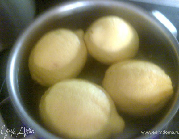 Лимон отвариваем в боольшом количестве воды 15-20мин. Кожица должна стать мягкой, но достаточно тугой, чтоб можно было удалить мякоть. Лимон охлаждаем 