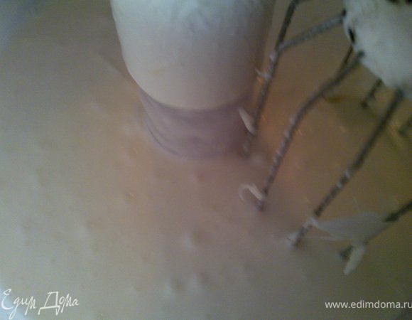 Взбиваем в блендере цедру лимона, яйца и постепенно вводим сахар.Взбиваем до получения однородной массы.Затем выкладуем в каструлю и на небольшом огне постоянно помешиваем.Тем временем взбиваем сметану. Смешиваем обе массы и снова взбиваем.