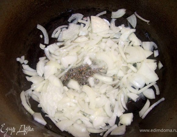Лук режем полукольцами и обжариваем в оливковом масле