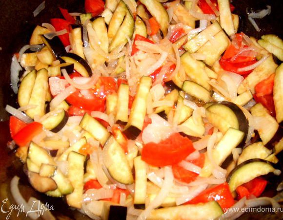 добавляем к нему порезанные помидоры и баклажаны
