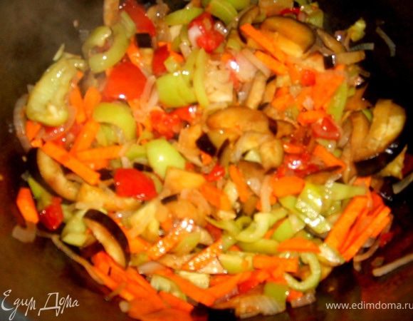 туда же добавляем морковь и перец, нарезанные соломкой