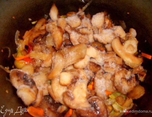 после закладываем грибы, предварительно размороженные