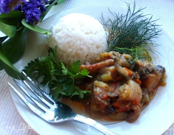 Тушить 35-40 минут. На гаринир я отварила рис, а можно подать и с картошечкой пюре.Посыпать зеленью. Приятного аппетита!