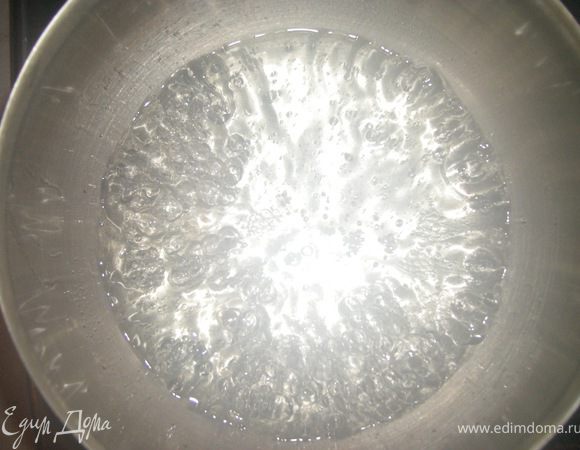 Делаем заварное тесто. В воду добавляем масло сахар соль, доводим до кипения.