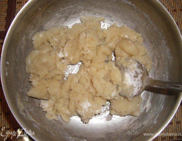 Снимаем кастрюлю с плиты и вводим муку, активно помешивая